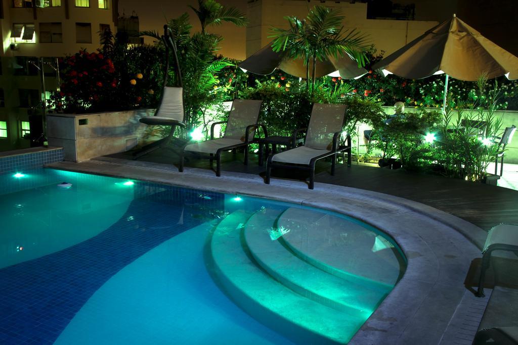 Hotel Atlantico Tower Rio de Janeiro Esterno foto A swimming pool with a swimming pool light