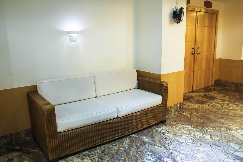 Hotel Atlantico Tower Rio de Janeiro Esterno foto A sofa in a hotel room.
