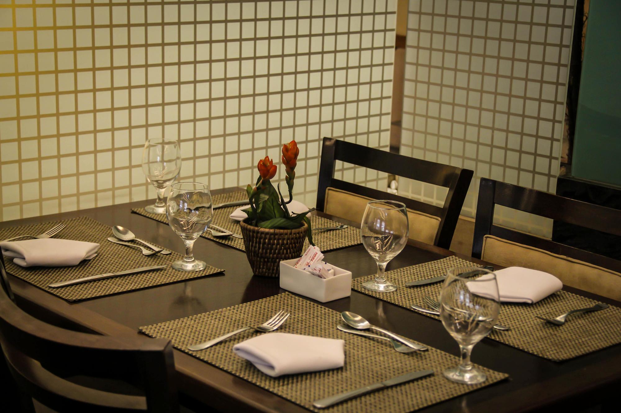 Hotel Atlantico Tower Rio de Janeiro Esterno foto A table set for a meal at a restaurant